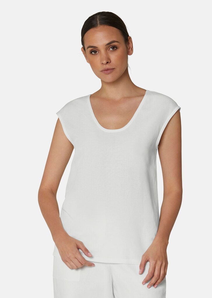 Sleeveless blouse top made from a sustainable linen blend