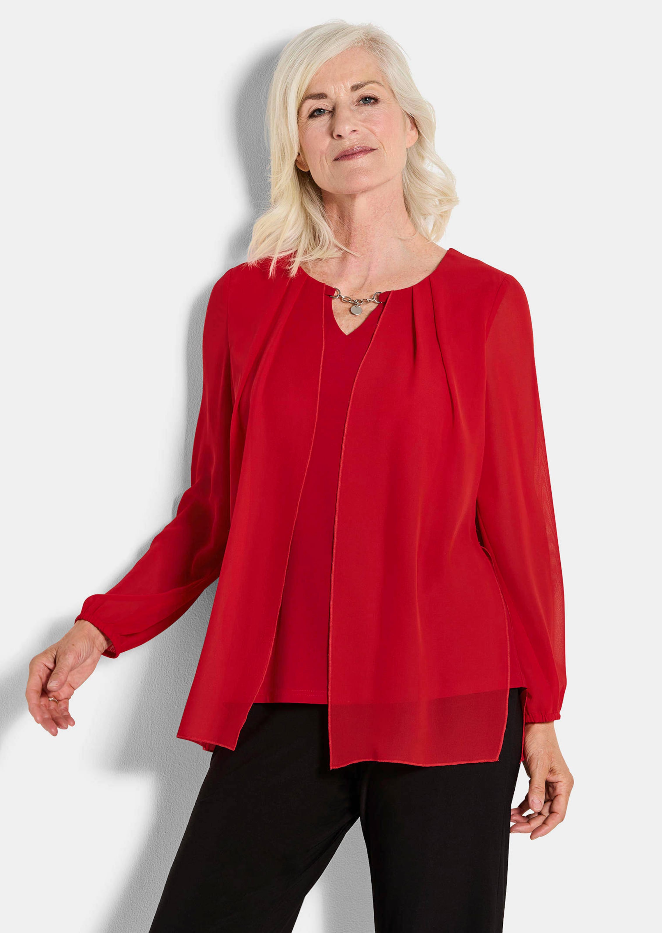 Festliche Bluse mit Chiffonüberwurf und Schmuckelement