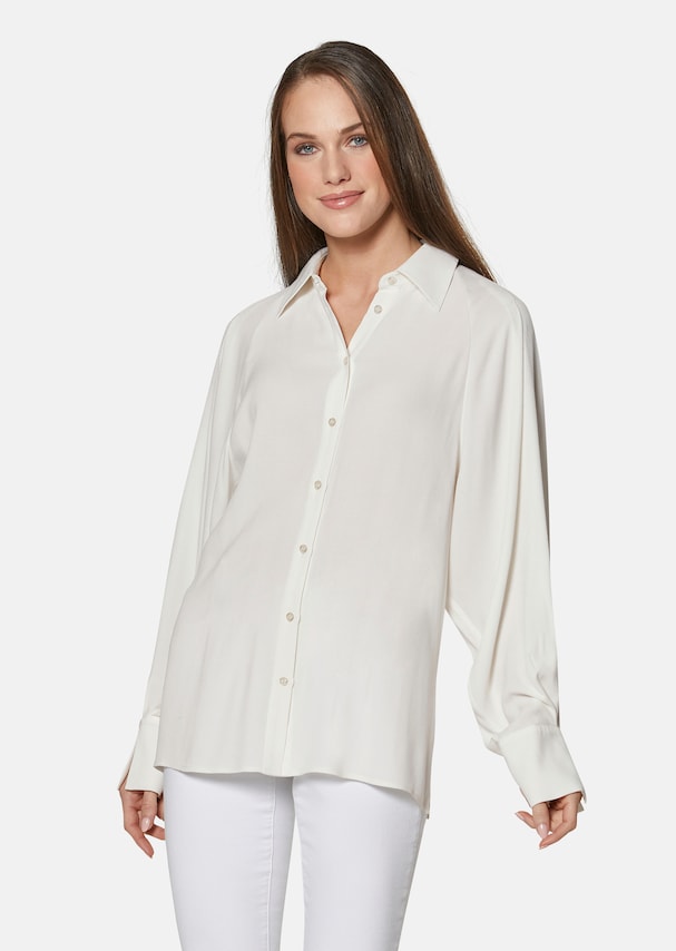 Shirt with wide sleeves