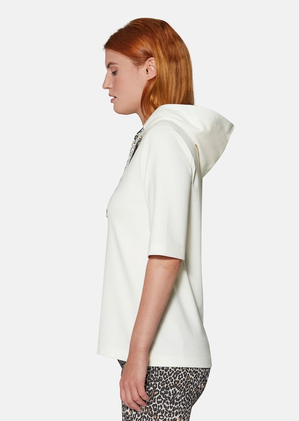 Sweatshirt with hood and half sleeves 3