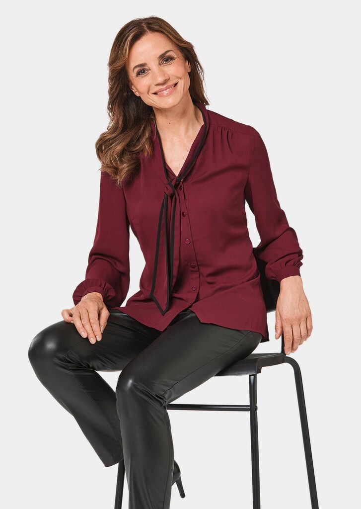 Figurumspielende Bluse mit modischer Schluppe