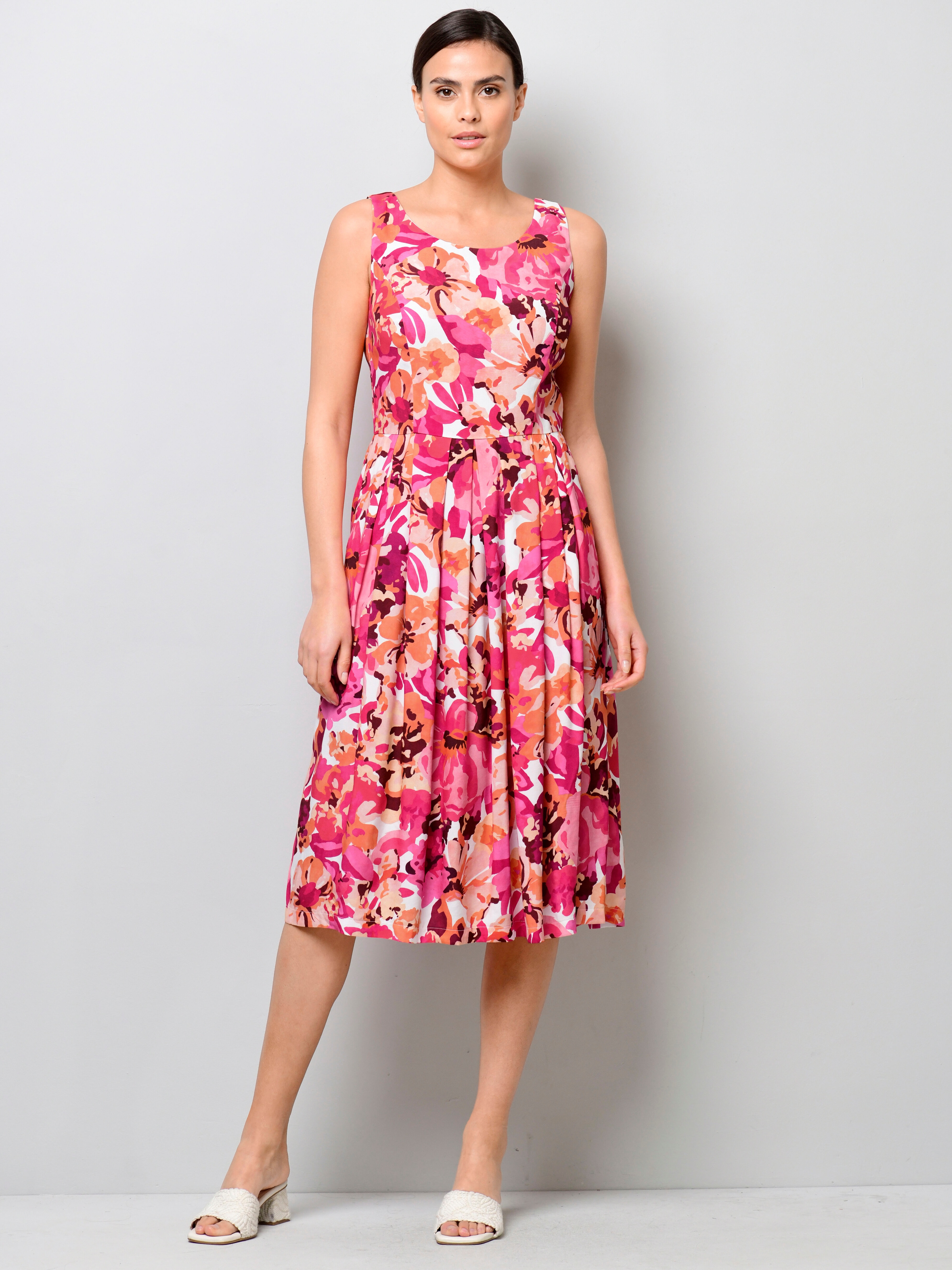 Kleid mit Falten in der Taillennaht