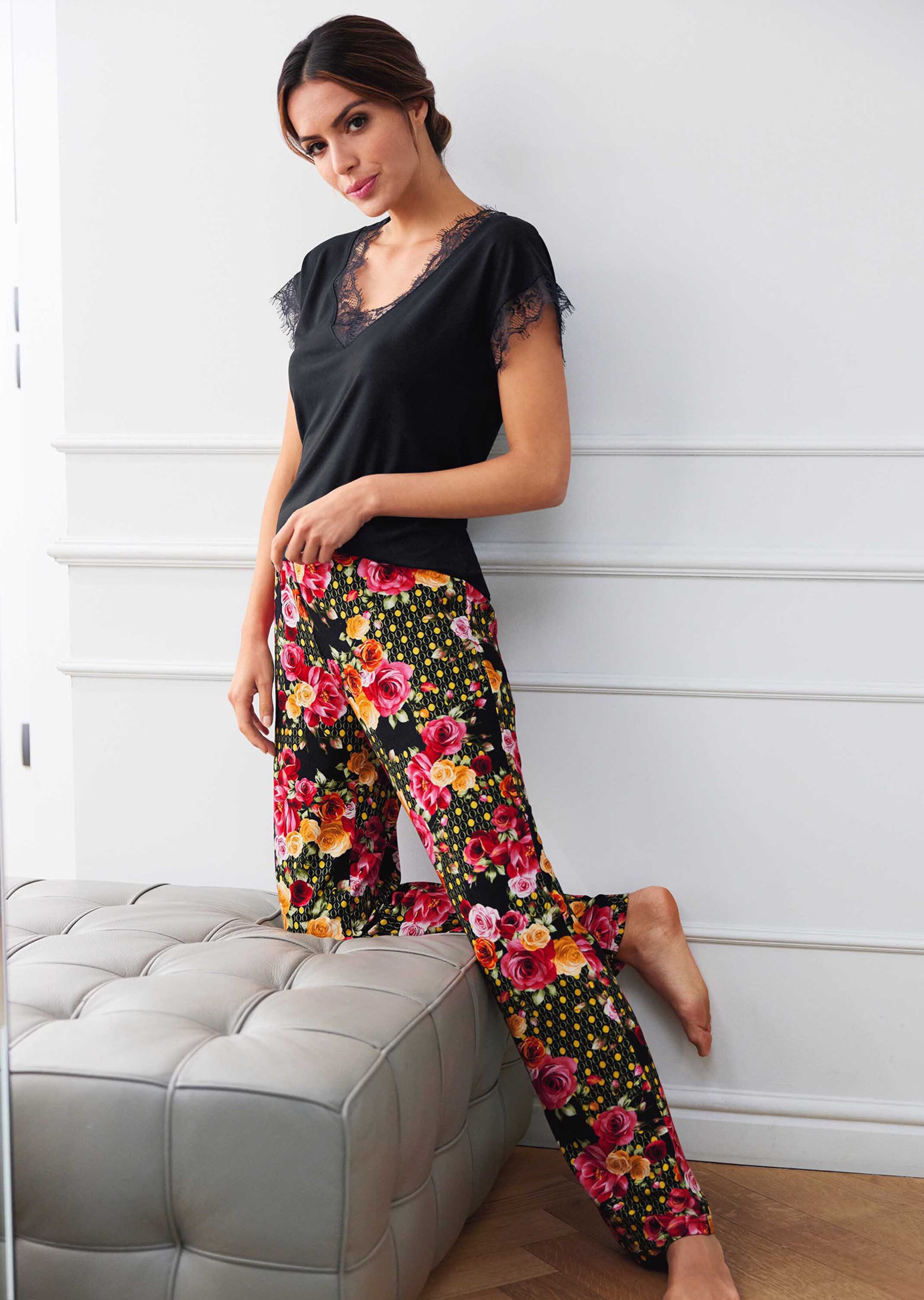 Pyjama mit Blütenprint und Spitzendetails