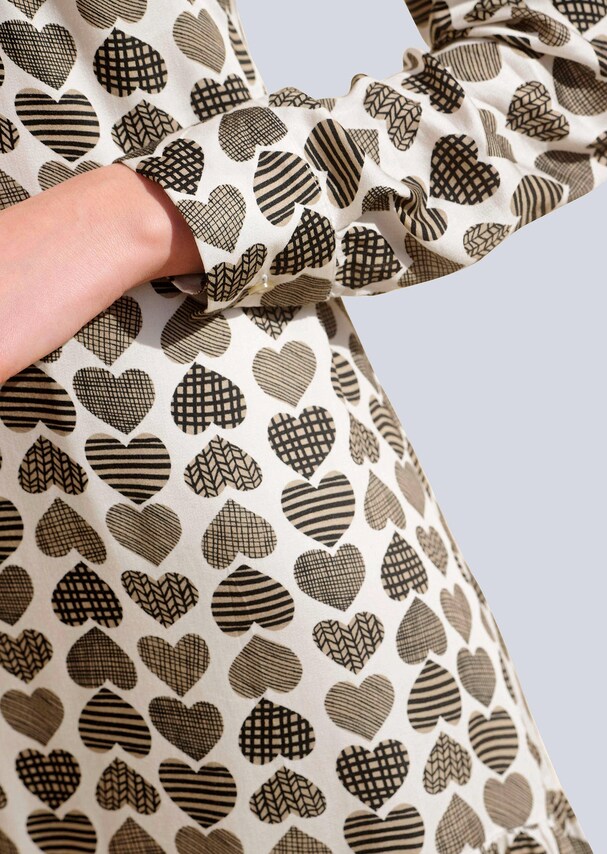 Kleid mit Herzendessin