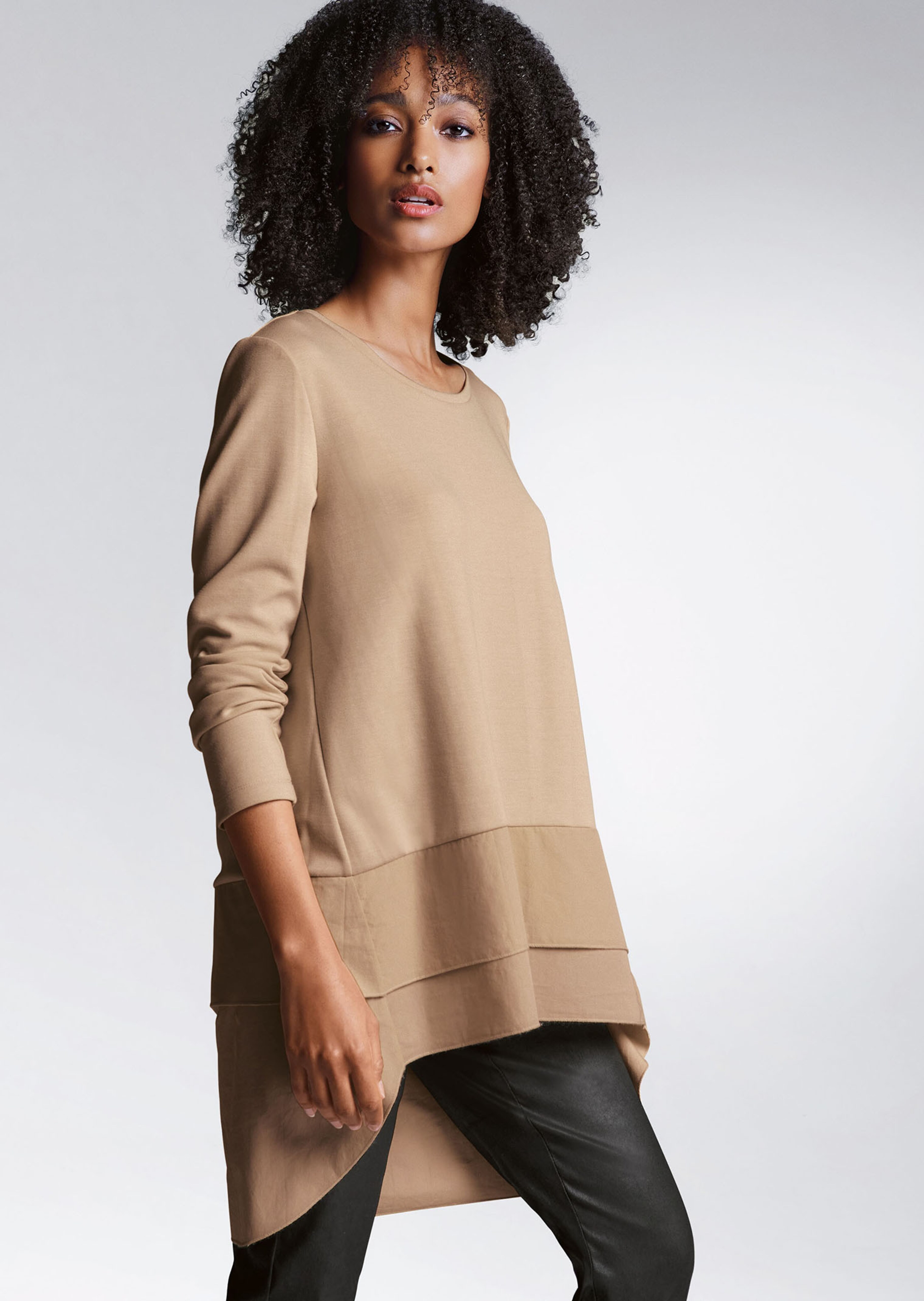 Shirt mit verlängertem Rückenteil