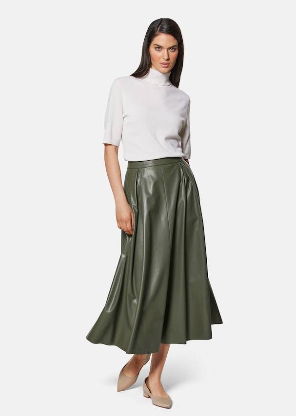 Pleated skirt in faux leather 1
