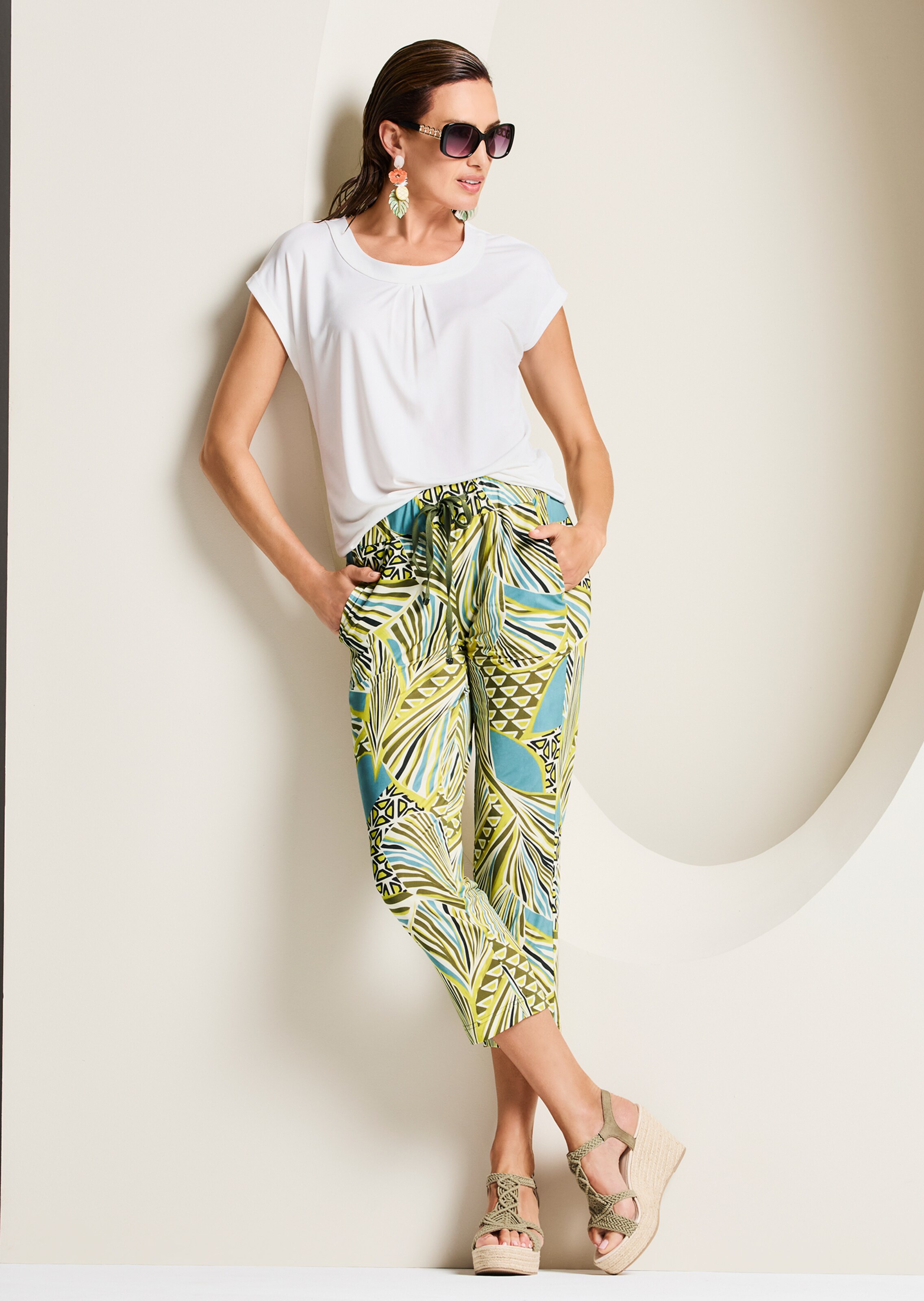 Cropped trousers in khaki multi coloured MADELEINE Fashion