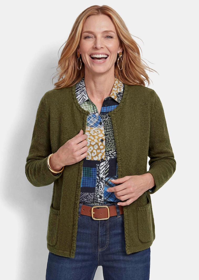 Pluizig tricot jasje met decoratieve randen