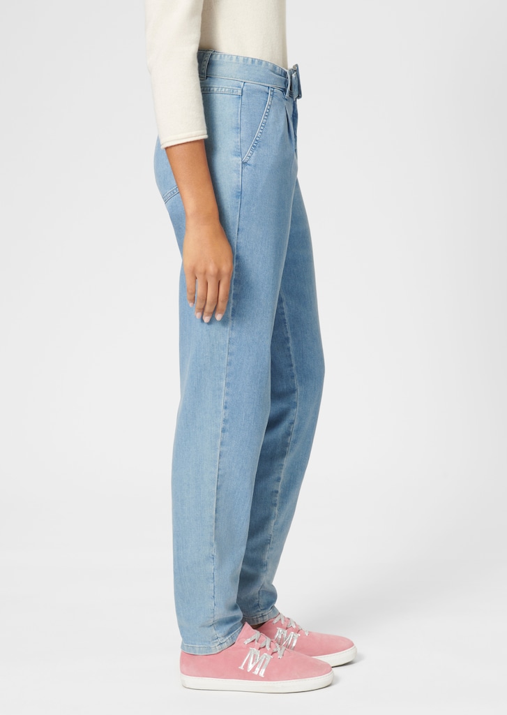 Carrot shape jeans with front pleats 3