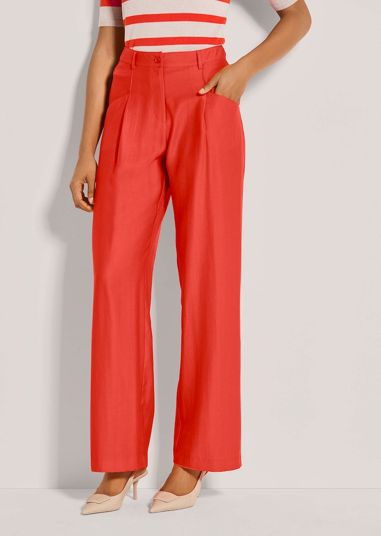 Weite Hose mit Ziernähten