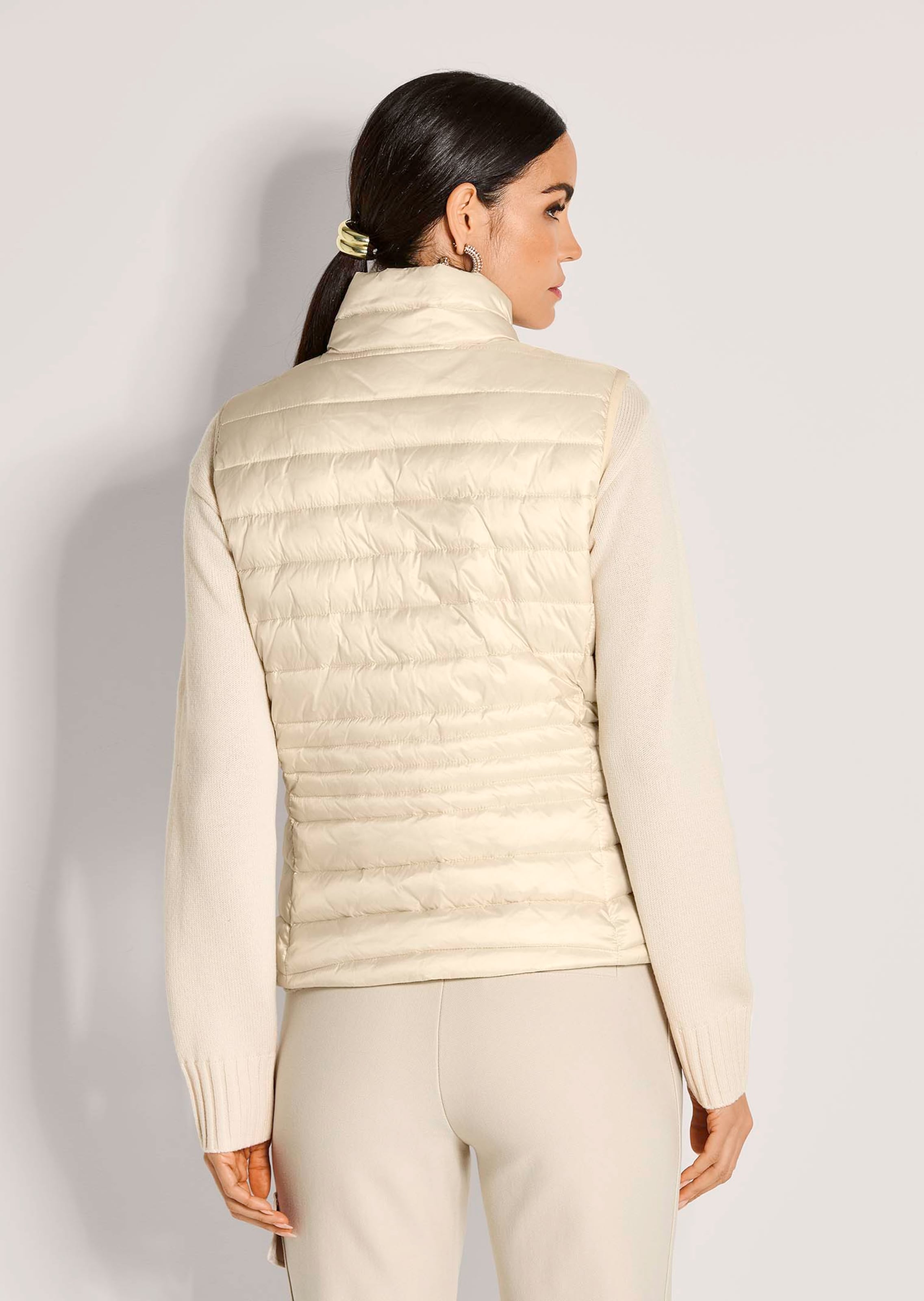 Padded quilted gilet in pearl white | MADELEINE Fashion