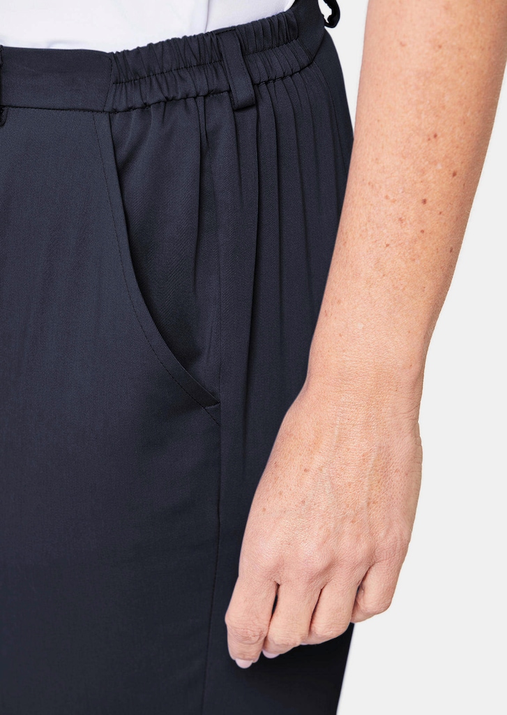 Sportive Hose Carla aus trageangenehmen Satin