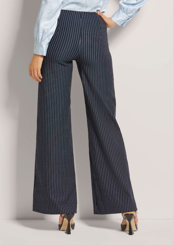 Schlupfhose in ausgestellter Form 2