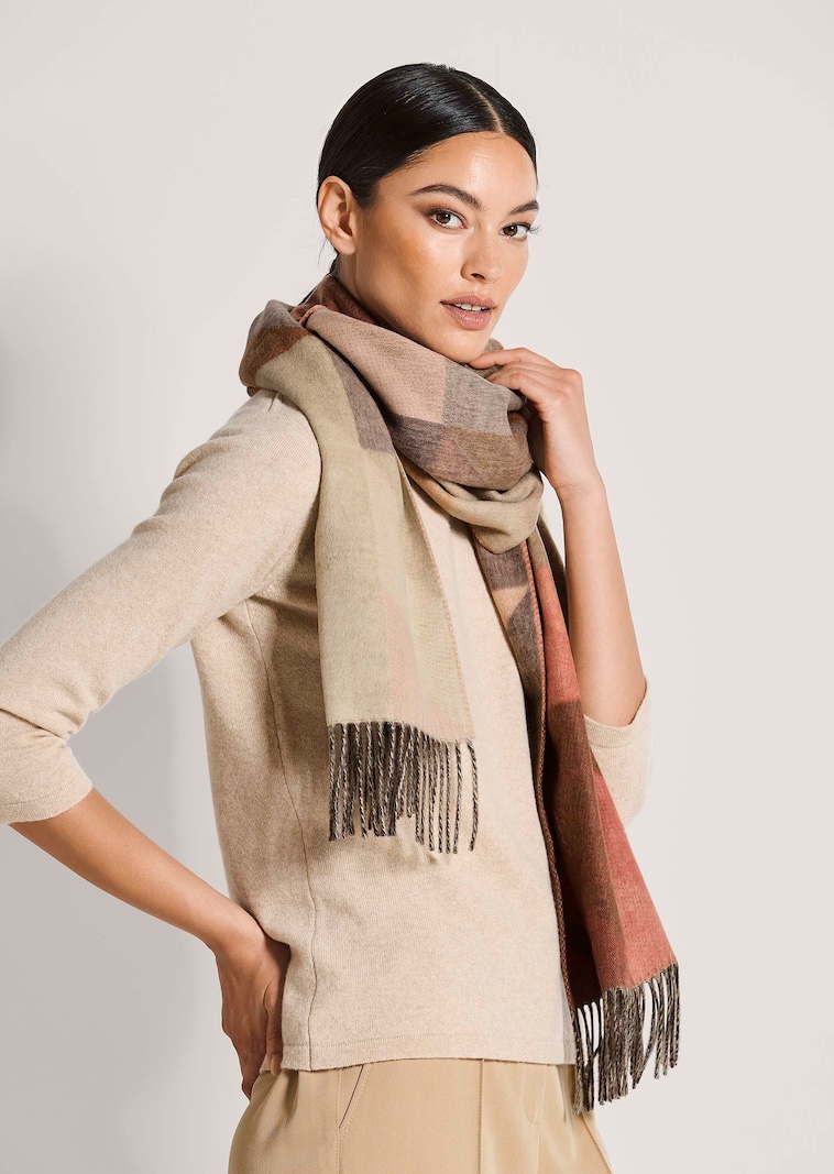 Weicher Fransen-Schal mit grafischem Muster