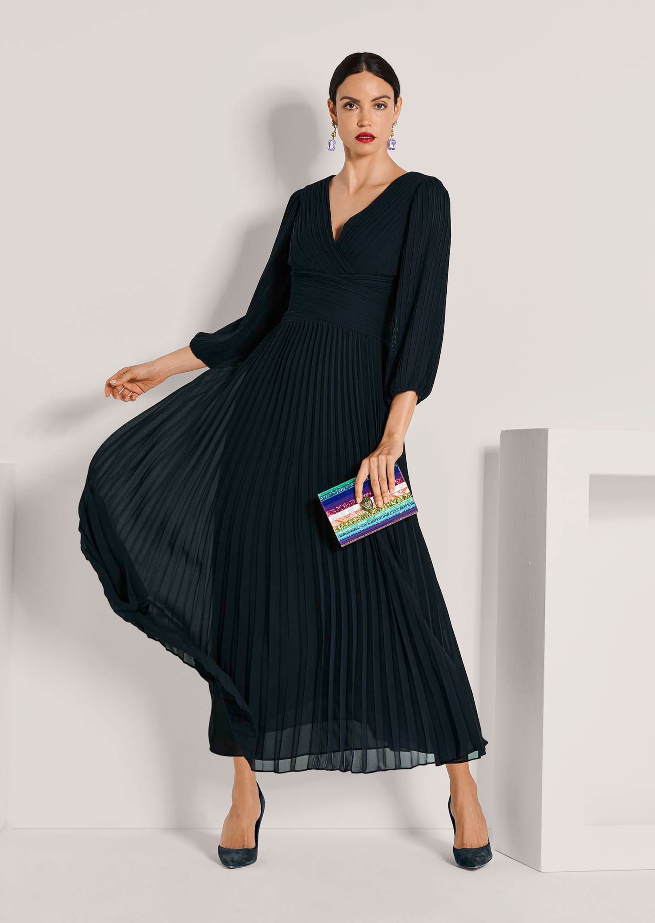 Pleated chiffon dress in dark blue | MADELEINE Fashion