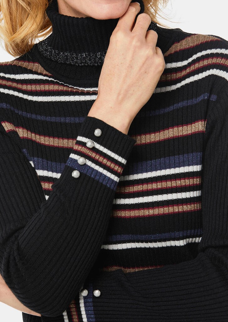 Figurschmeichelnder Rollkragenpullover mit Glanzgarn