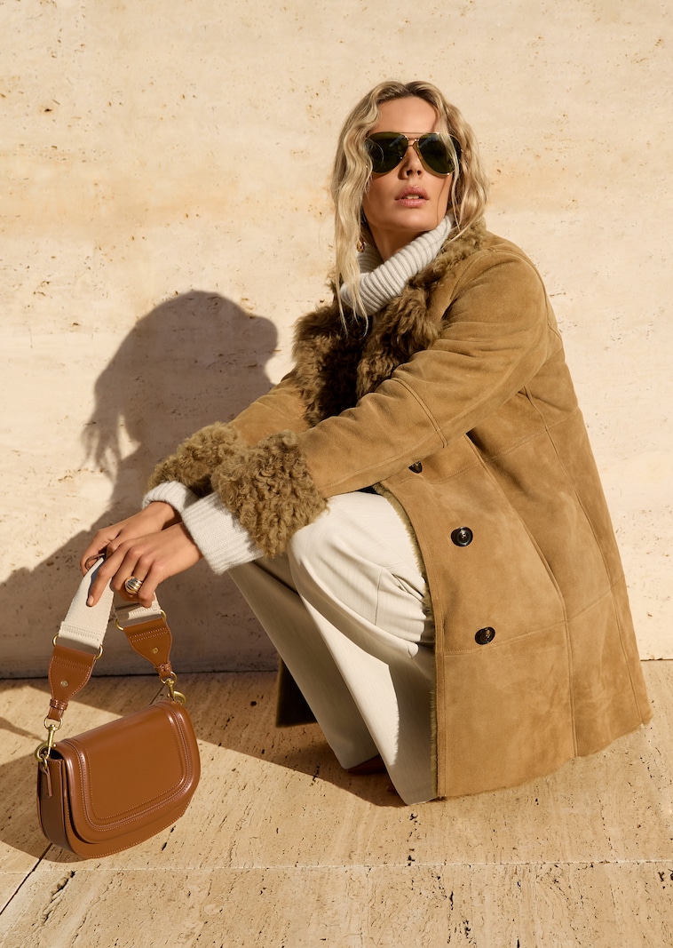 Mantel aus naturgewachsenem Lammfell