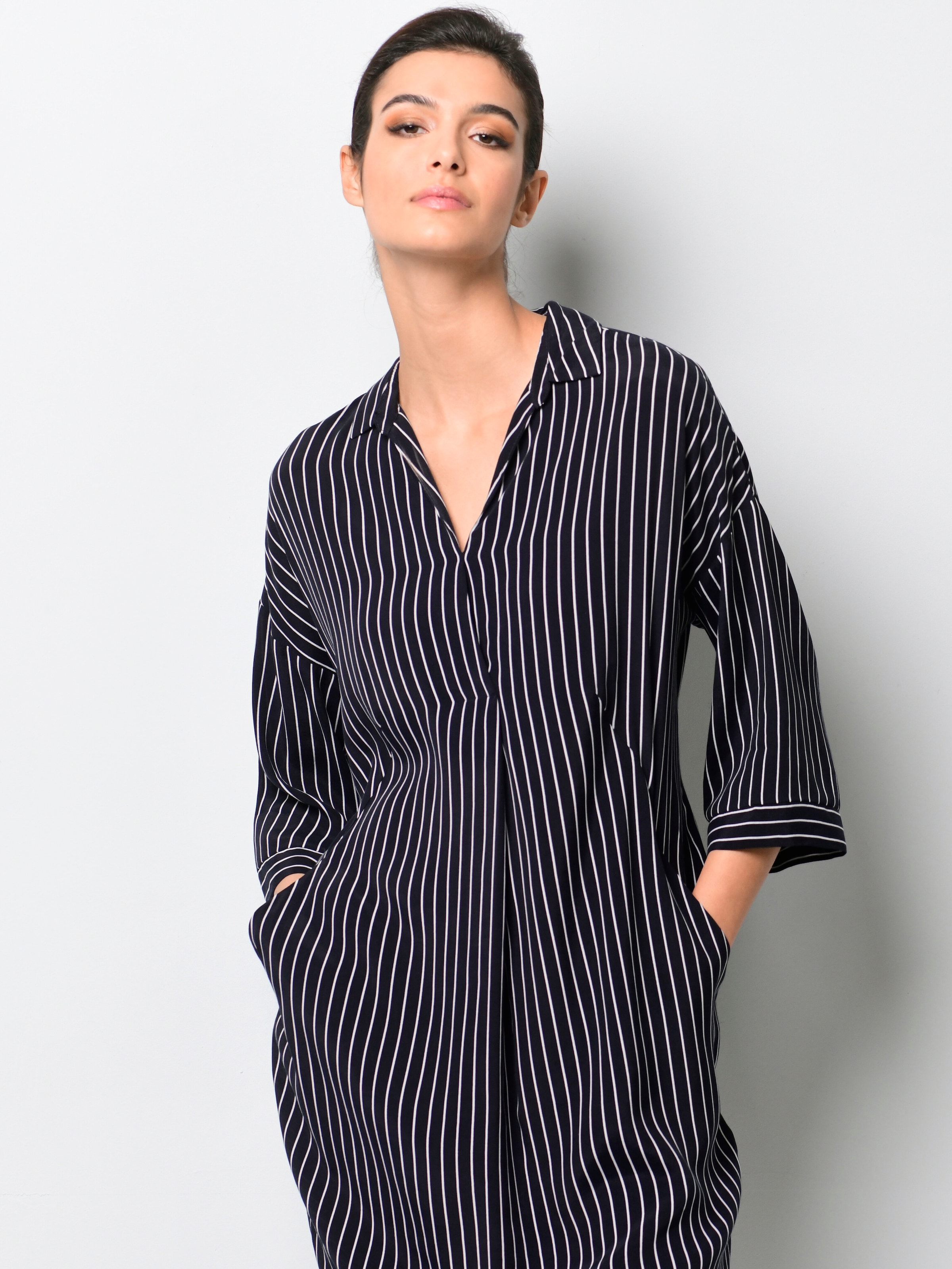 Kleid mit V-Ausschnitt 2