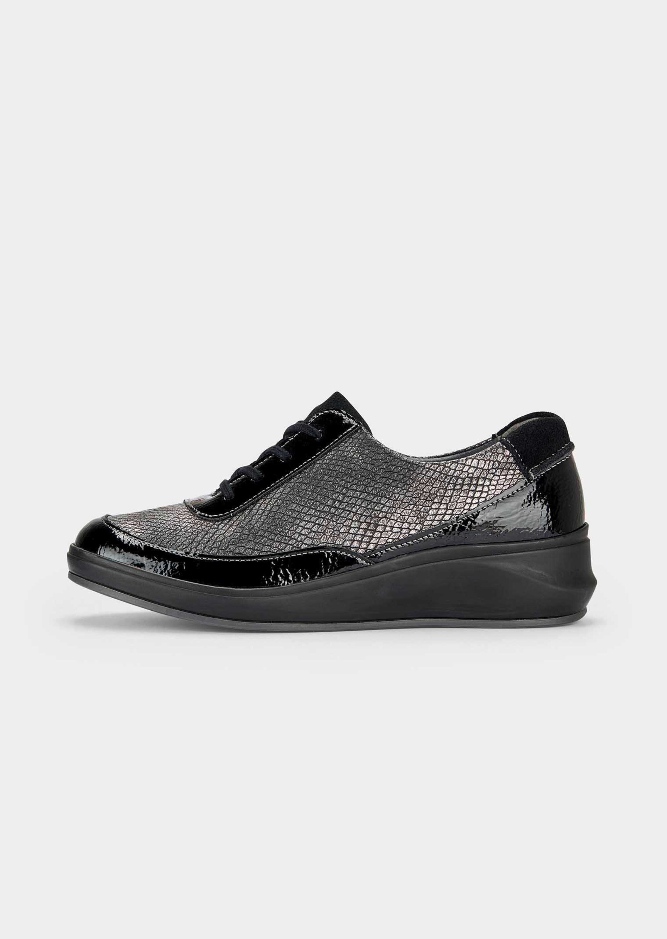 Veterschoenen met lakaccenten