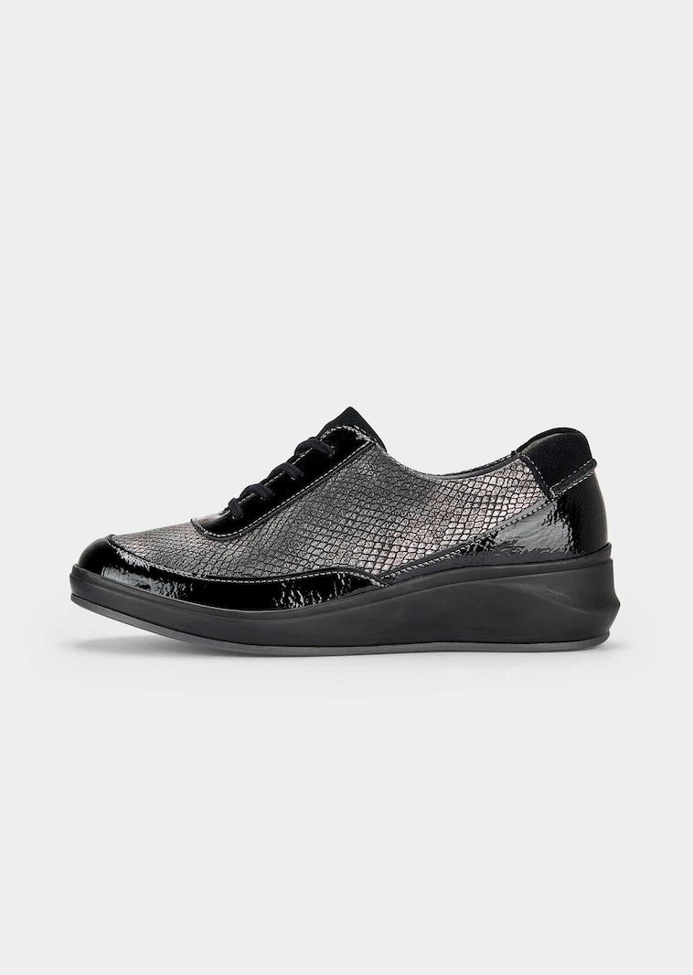 Veterschoenen met lakaccenten