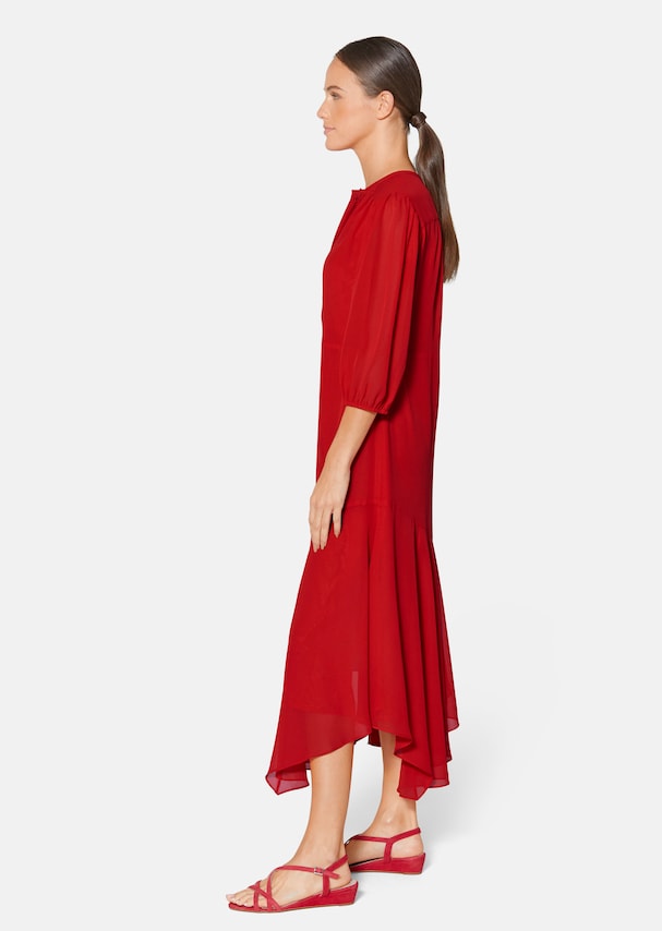 Dress with 3/4-length sleeves and sweeping hemline 3