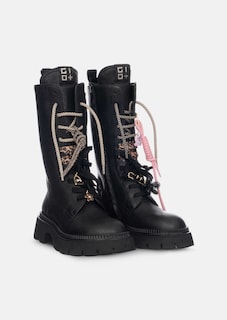 Hohe Stiefel mit unterschiedlichen Schnürsenkeln thumbnail 3