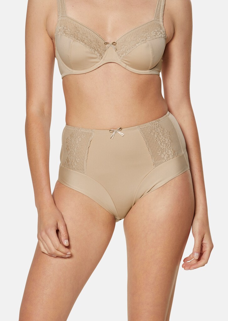 Shaped briefs with elegant lace
