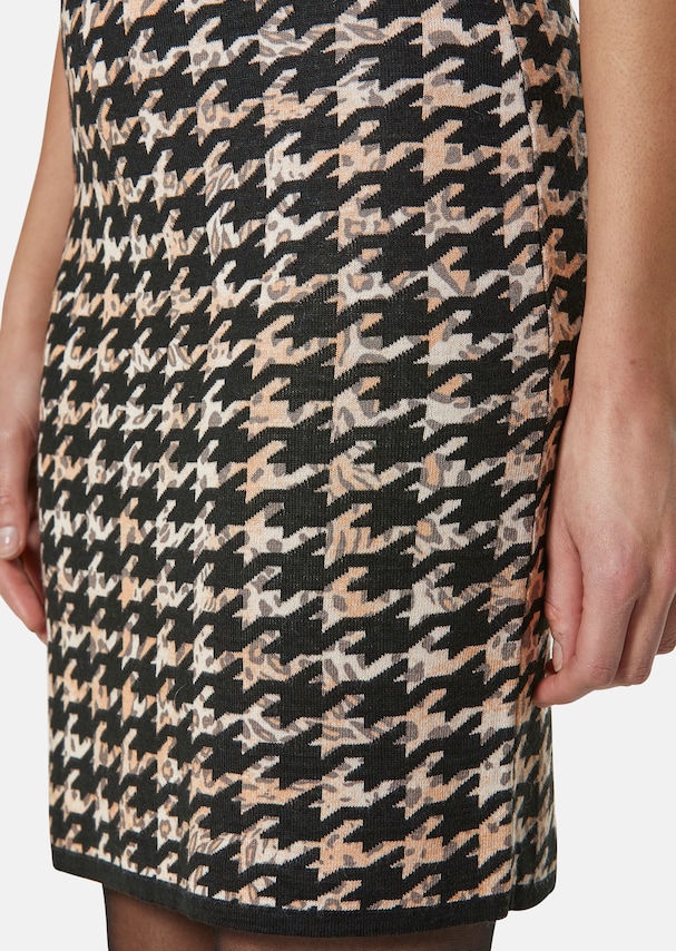Knitted skirt with houndstooth pattern 4