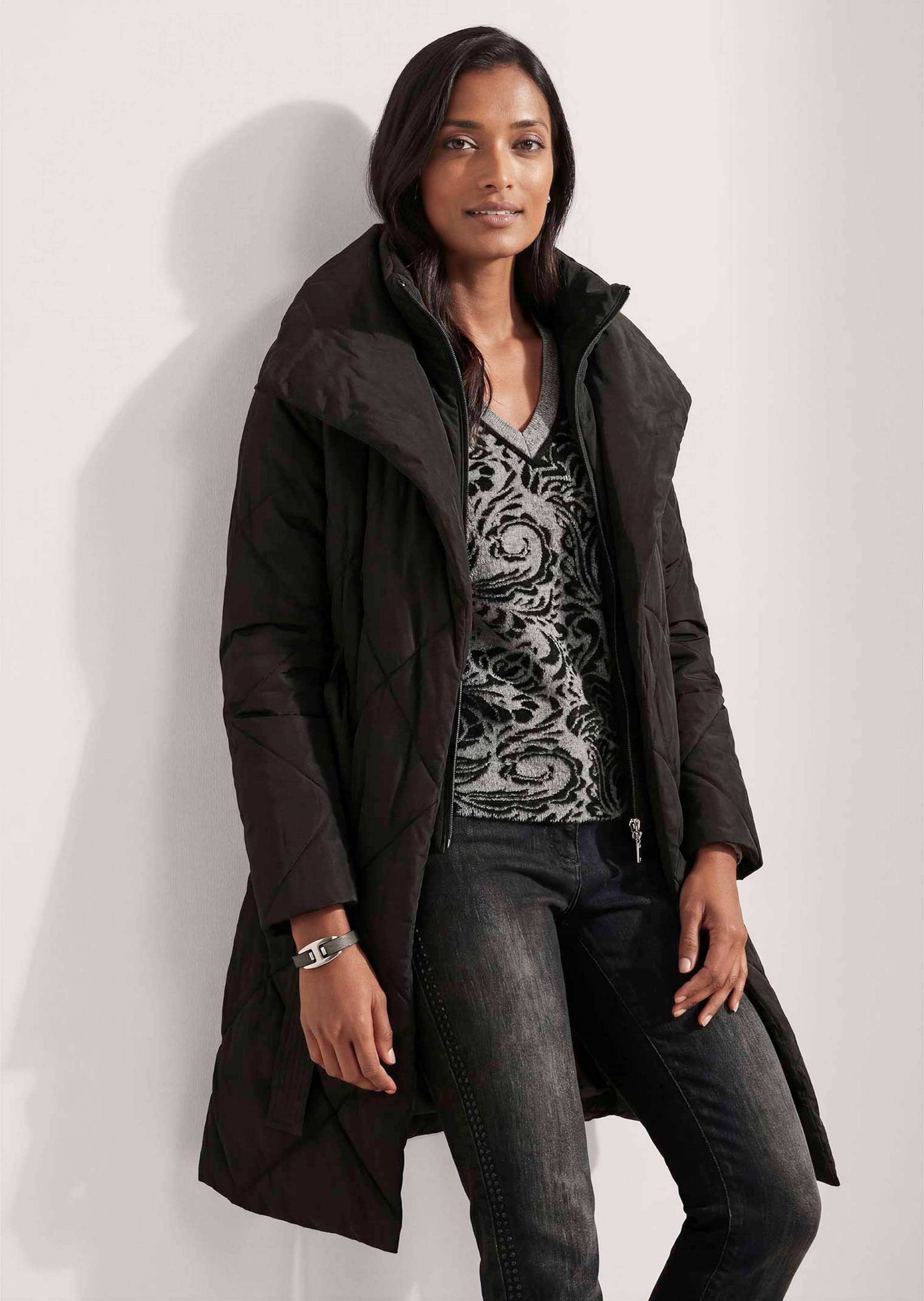 Diamond-quilted coat with a tie belt