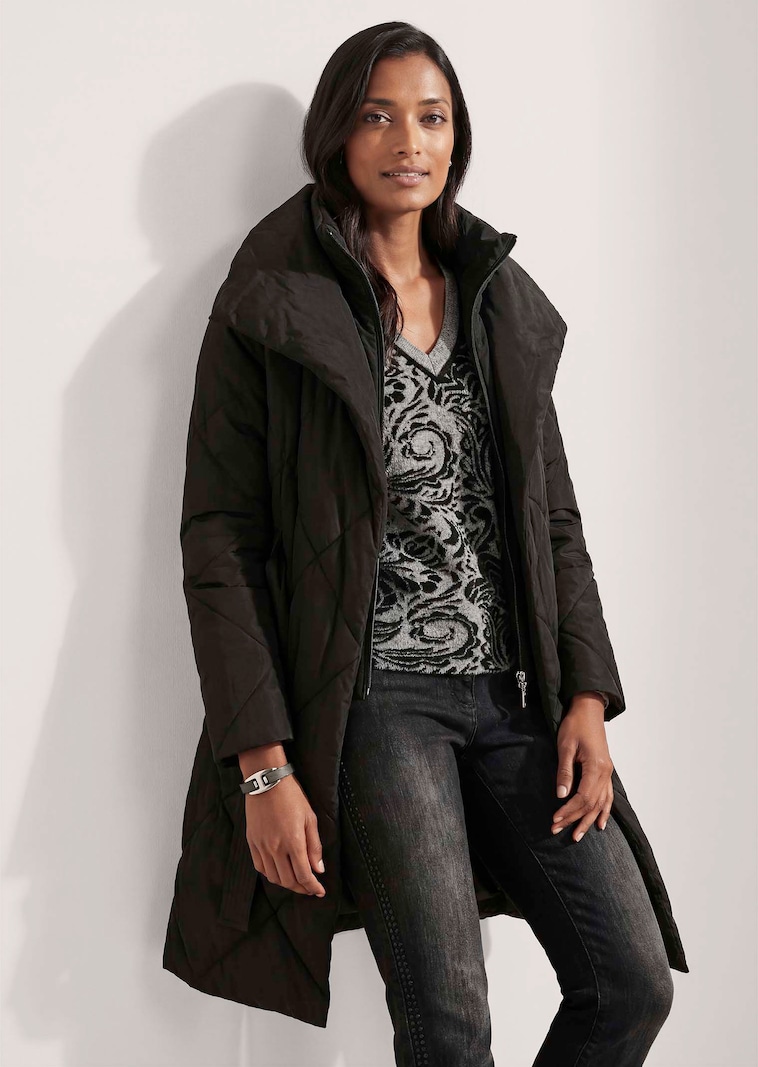 Diamond-quilted coat with a tie belt