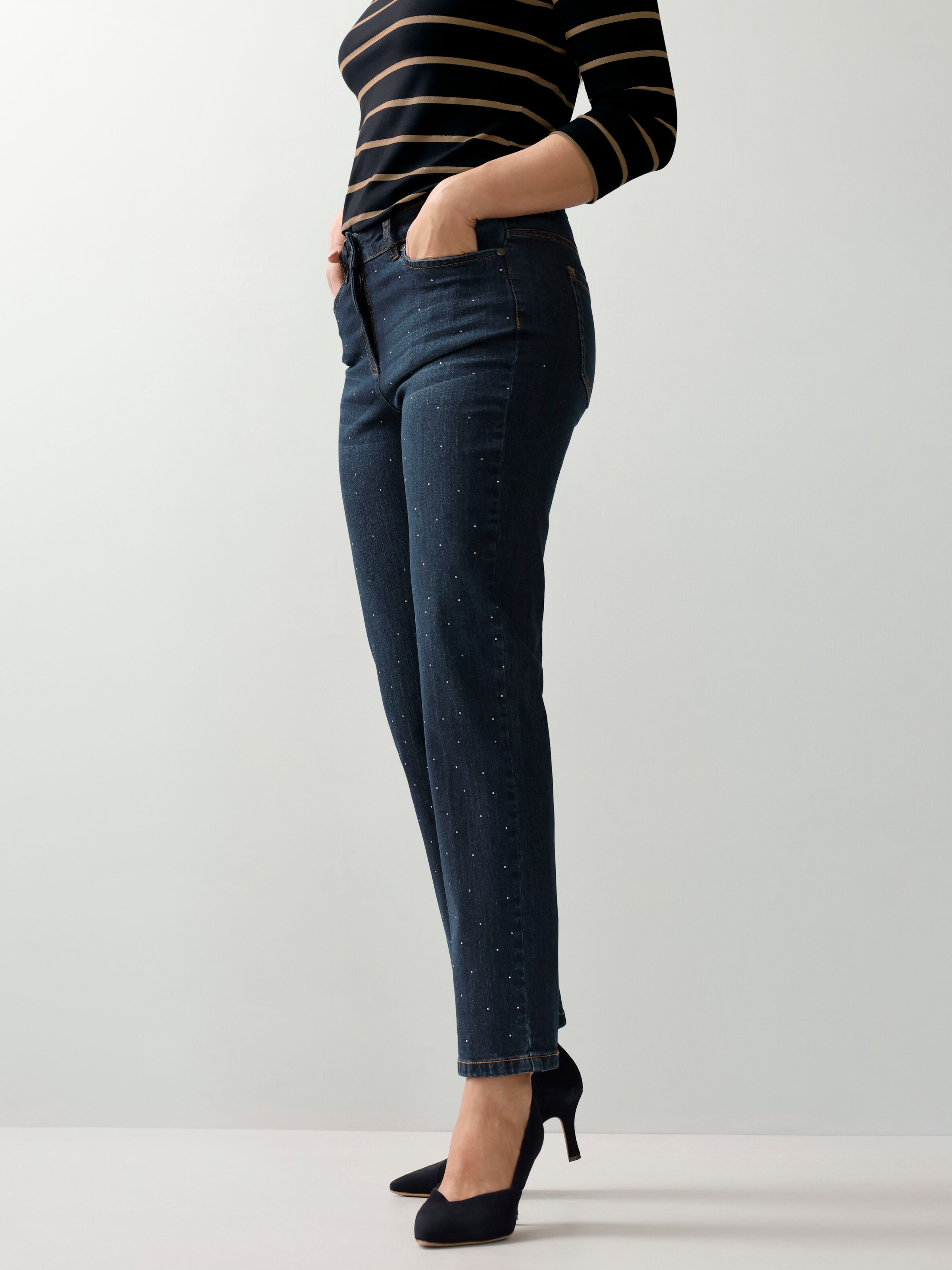 Jeans mit Nietenverzierung 2