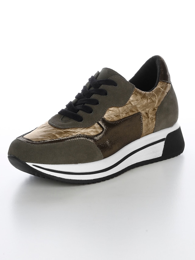 Sneaker mit modernem Materialmix