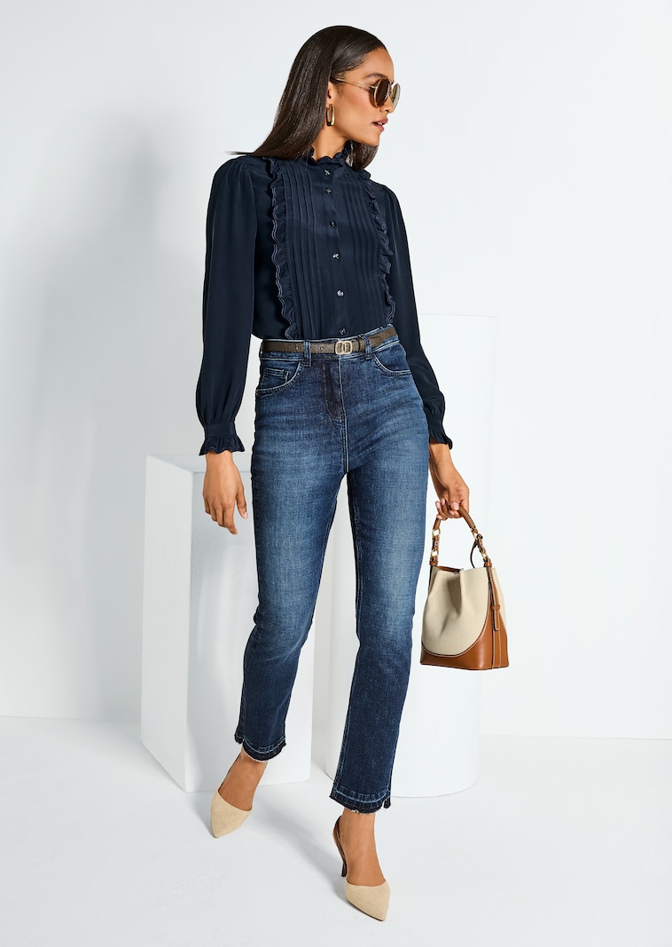 Stehkragen-Bluse mit Rüschen und Biesen