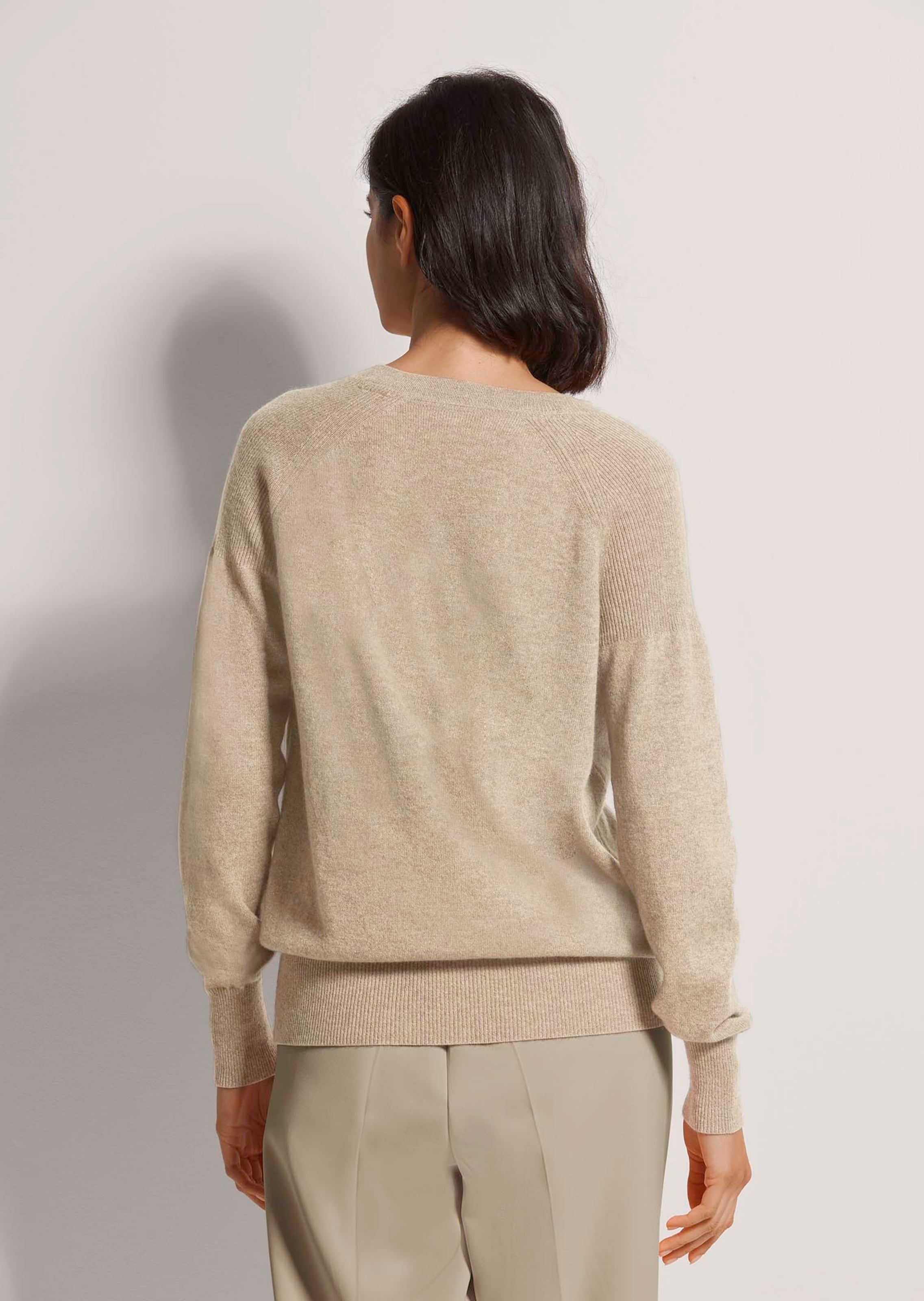 Cashmere jumper with ribbed detailing in beige / melange