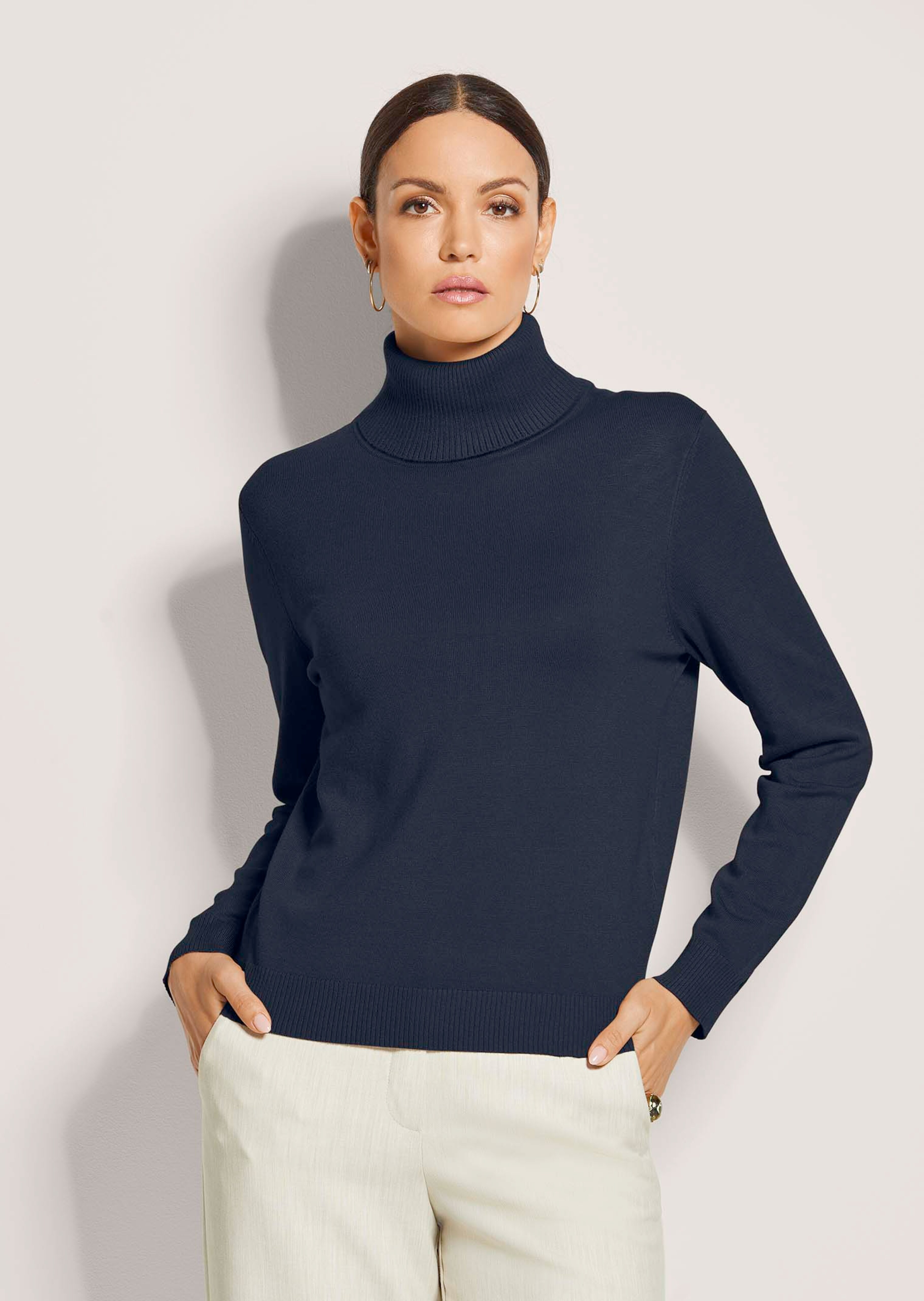 Figurnaher Feinstrickpullover