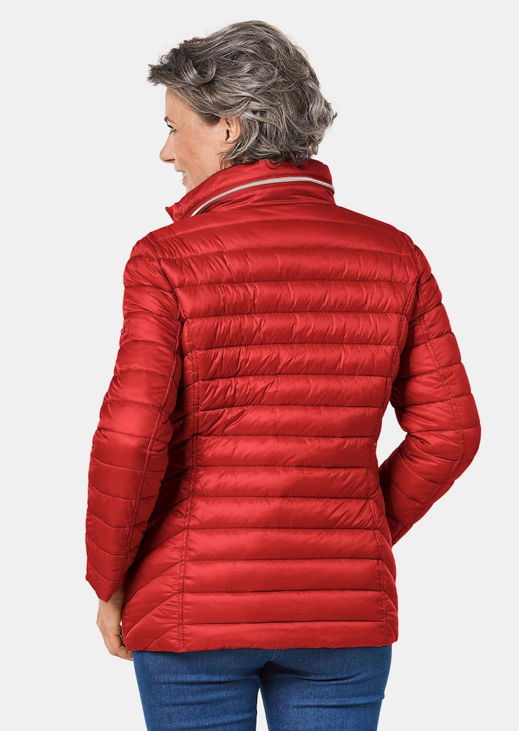Steppjacke in figurschmeichelnder Optik