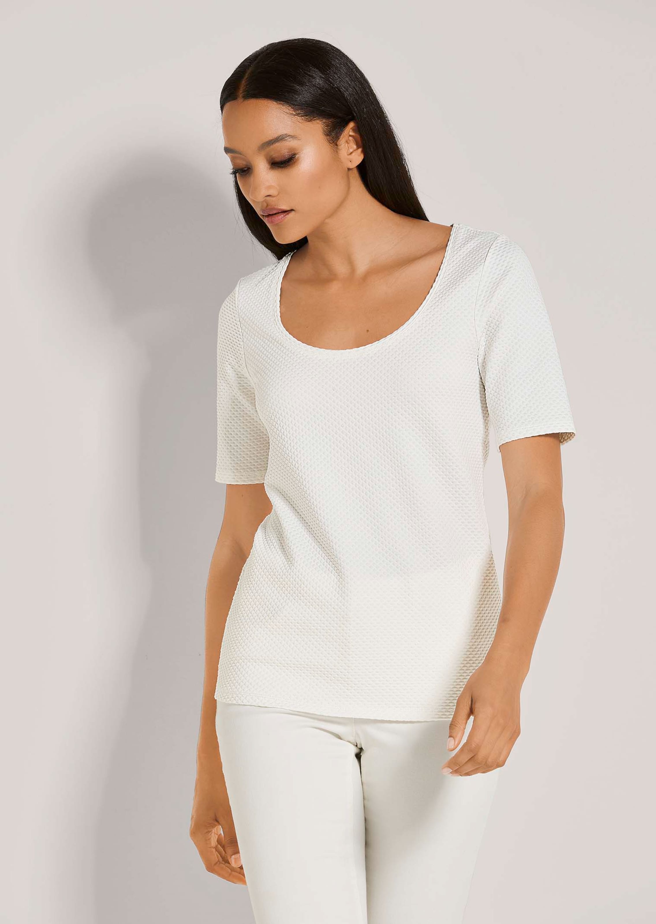 T-shirt with rounded neckline and 1/2-length sleeves