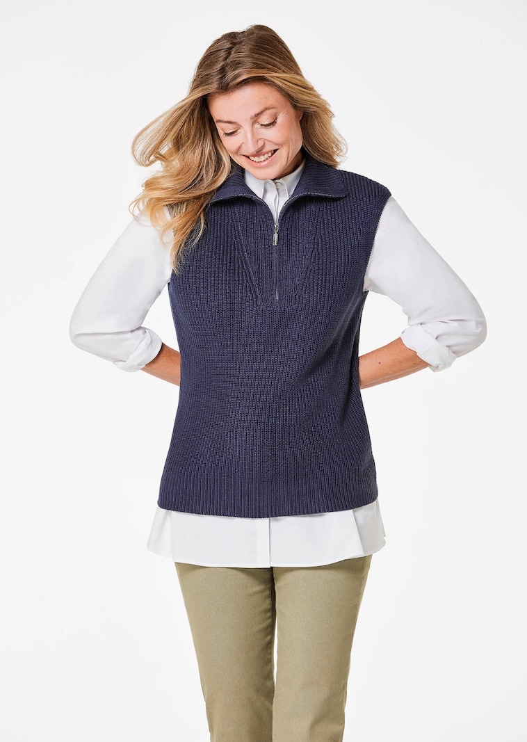 Stylingtipp:
Der Pullunder ist das Must-have der Saison, denn er lässt sich sehr vielfältig stylen: ob elegant zur Bluse, sportiv mit Pulli darunter oder zum angesagten Shirt.