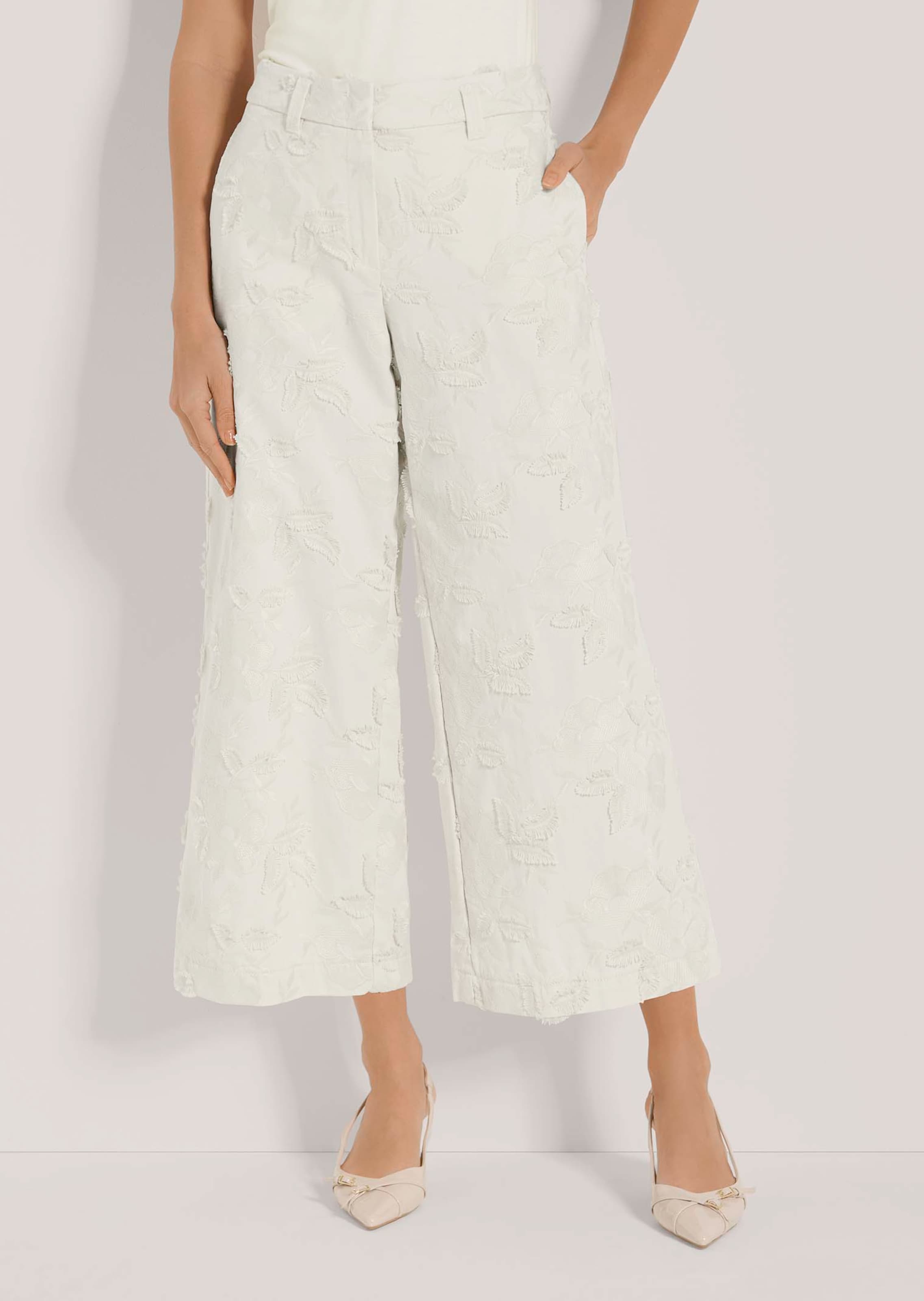 Weite Bügelfaltenhose mit Stickerei