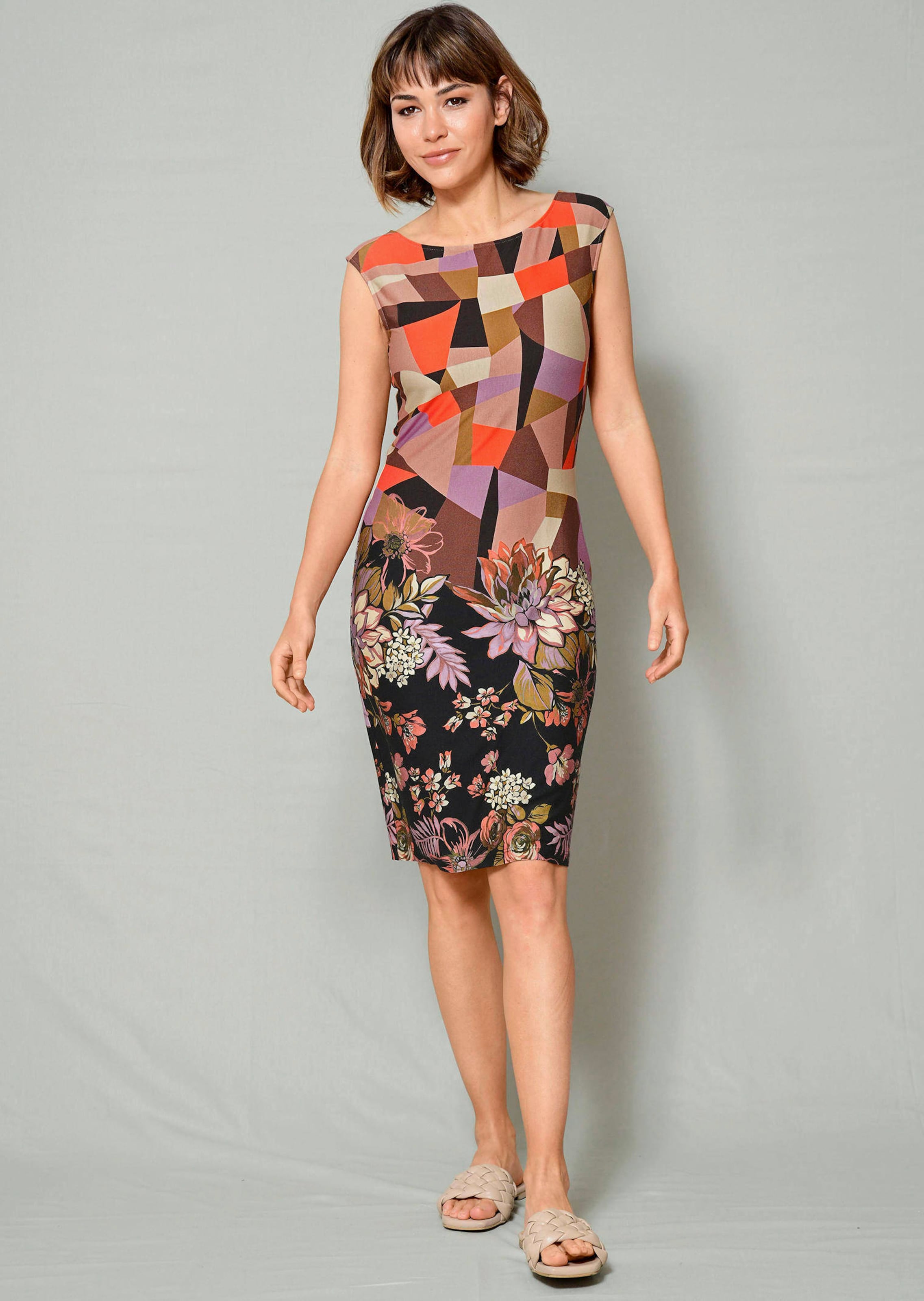 Strandkleid im modischen Druckdessin