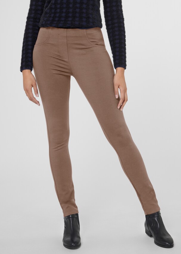 Body-hugging leggings with stretch waistband