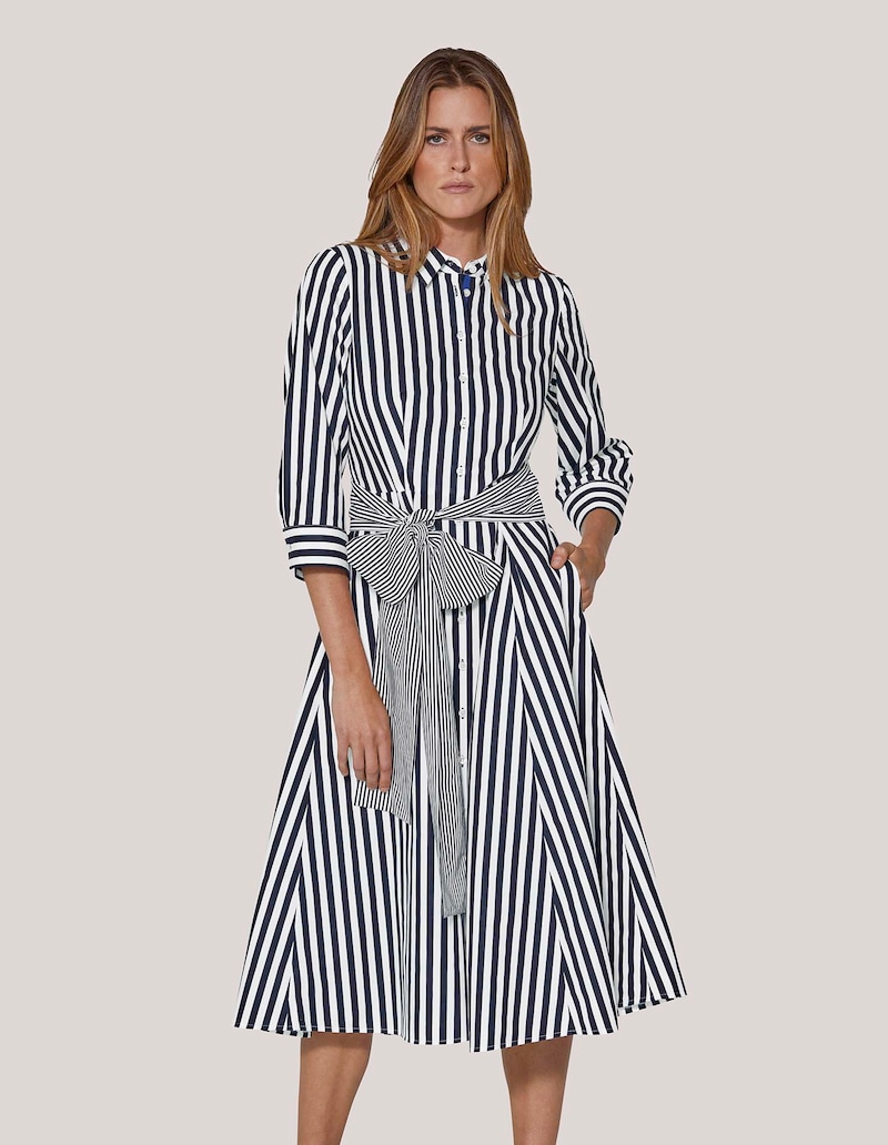 Gestreiftes Hemdblusenkleid mit Bindeschärpe