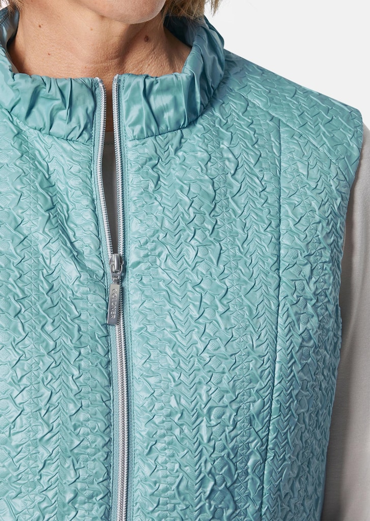 Licht vest met mooie plooien