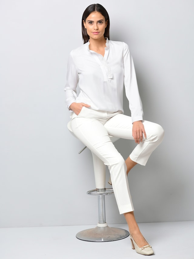 Bluse mit einer Spitzenborte am Ausschnitt 6