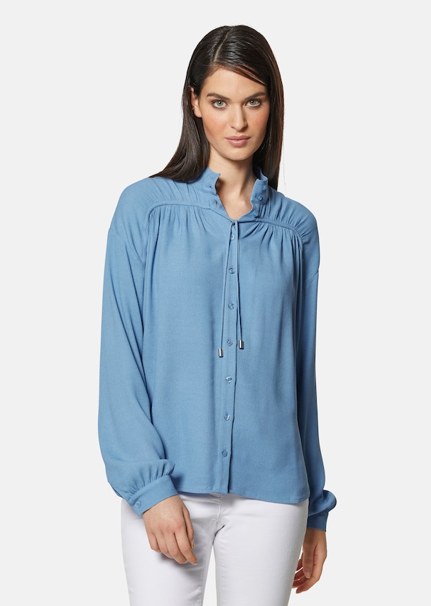 Stand-up collar blouse with a sophisticated extra