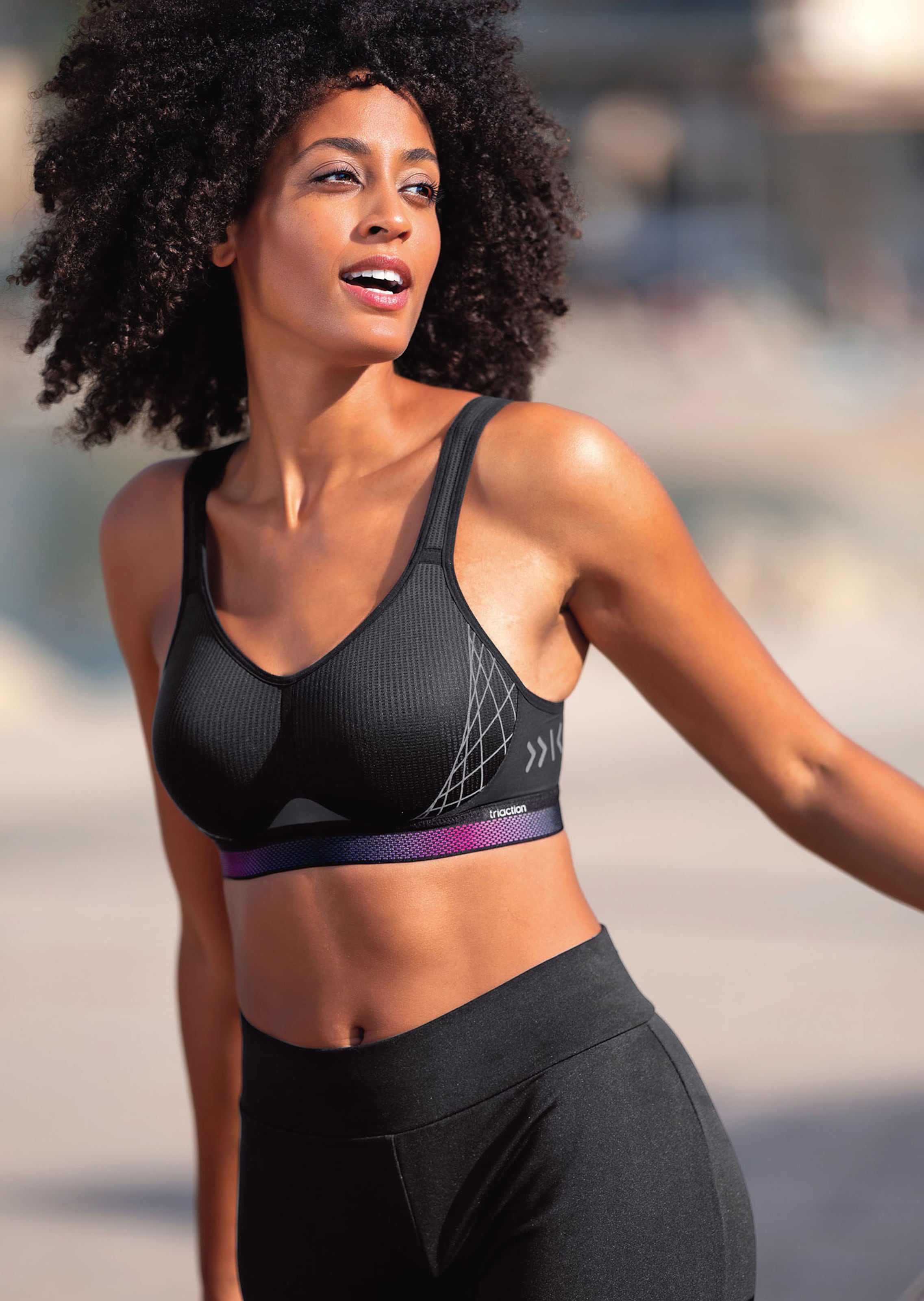 Soutien gorge de sport TRIUMPH Triaction sur noir MADELEINE Vetement