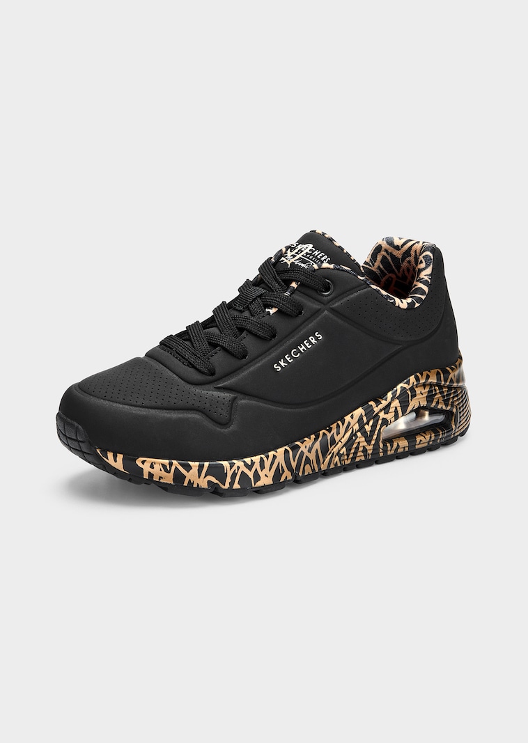 Sneaker mit grafischem Herzmuster
