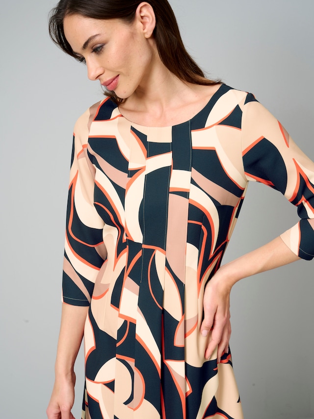 Kleid in grafischem Dessin 3