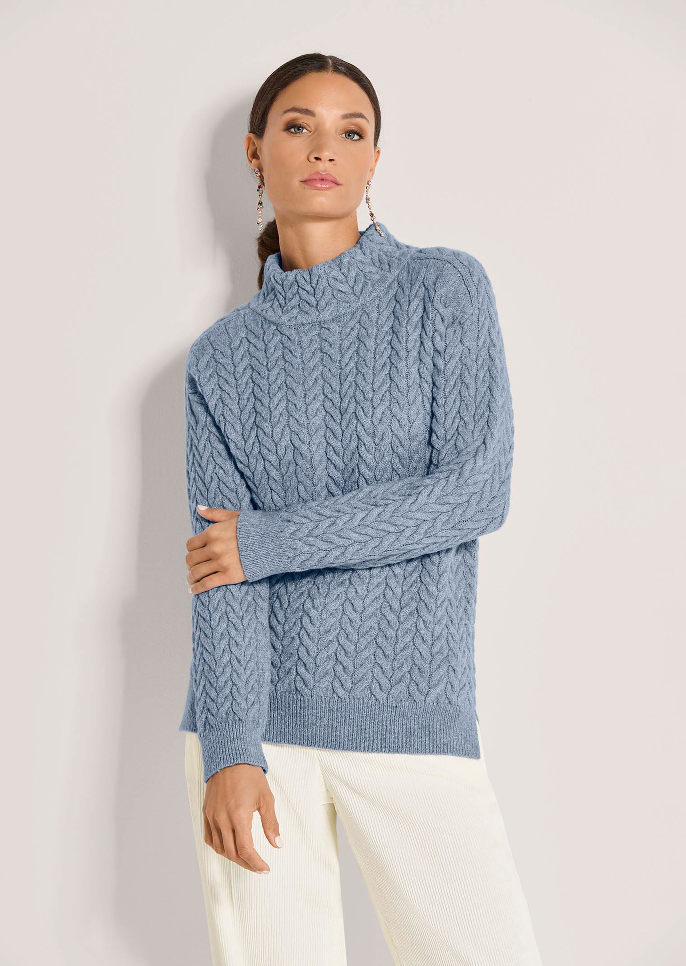 Stehkragen-Pullover mit Zopfmuster