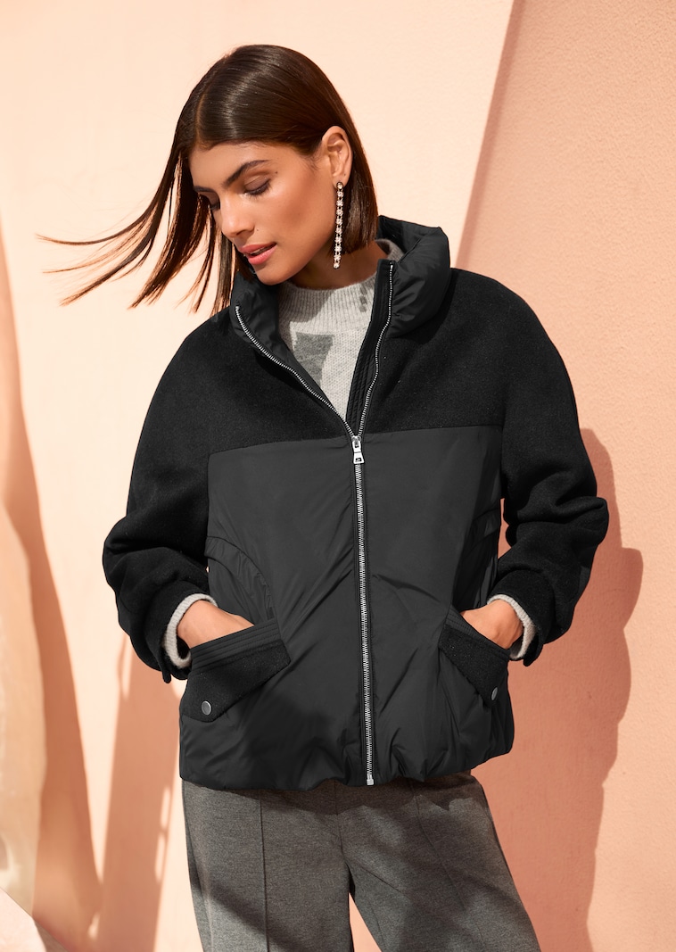 Warm wattierte Kurzjacke in modischem Material-Mix